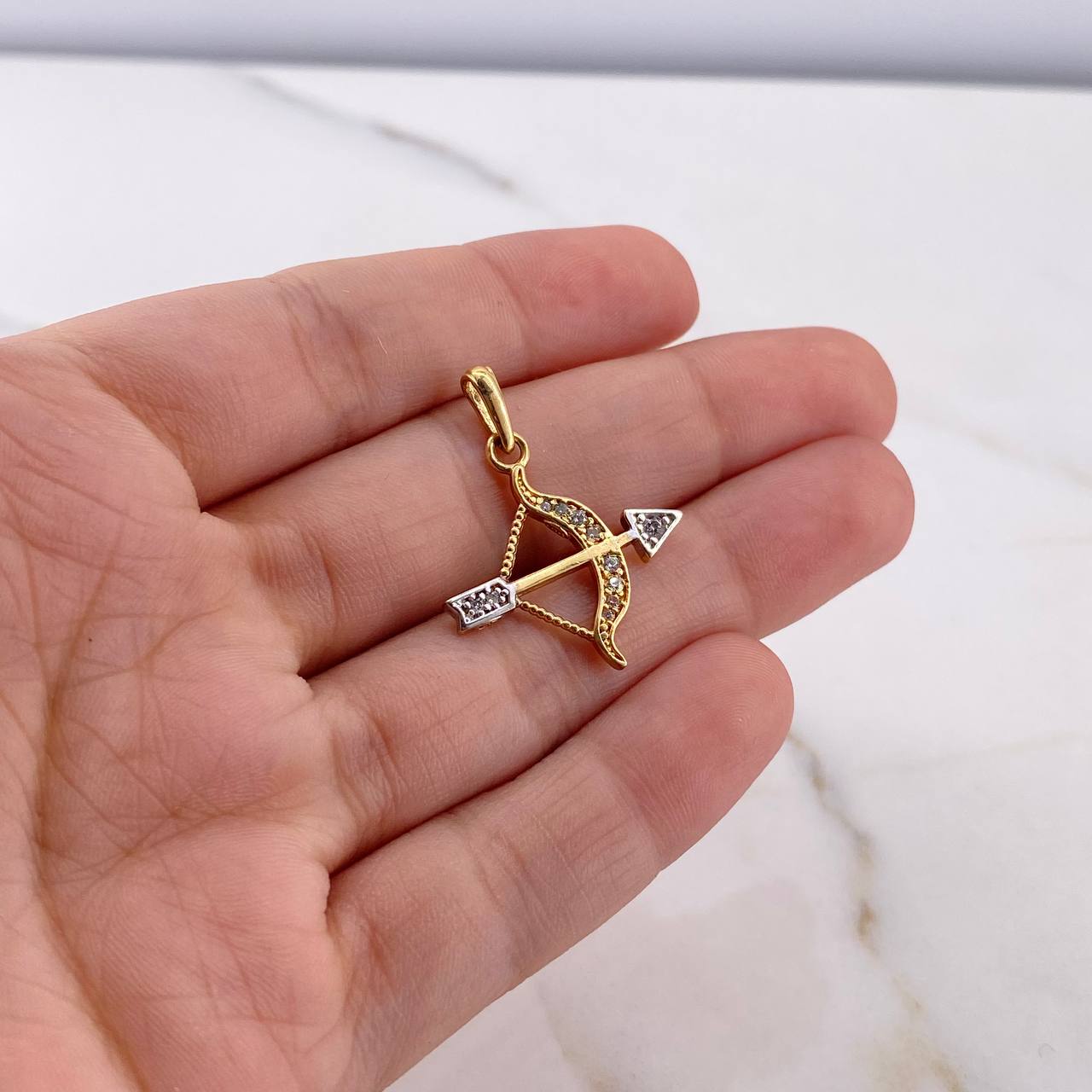 Dije Flecha Y Arco 1.95gr / 2.7cm / Circones Blancos Dos Oros Amarillo Blanco 18K $