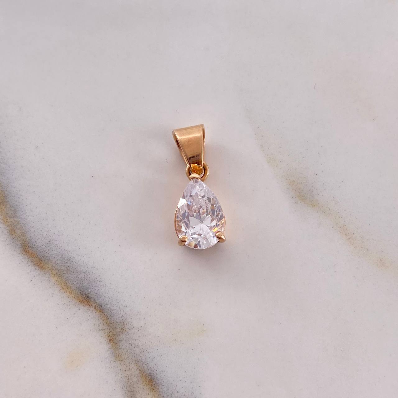 Dije Gota Canasta 1.45gr / 1.6cm / Circon Blanco Oro Rosa 18K $