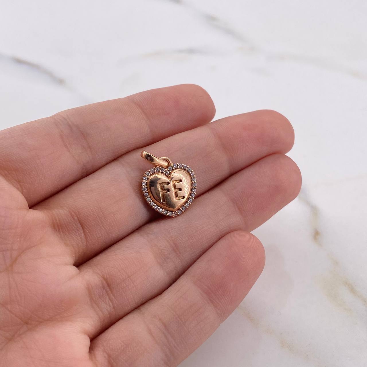 Dije Corazon Medalla Fe 1.4gr / 1.8cm / Circones Blancos Oro Rosa 18K $