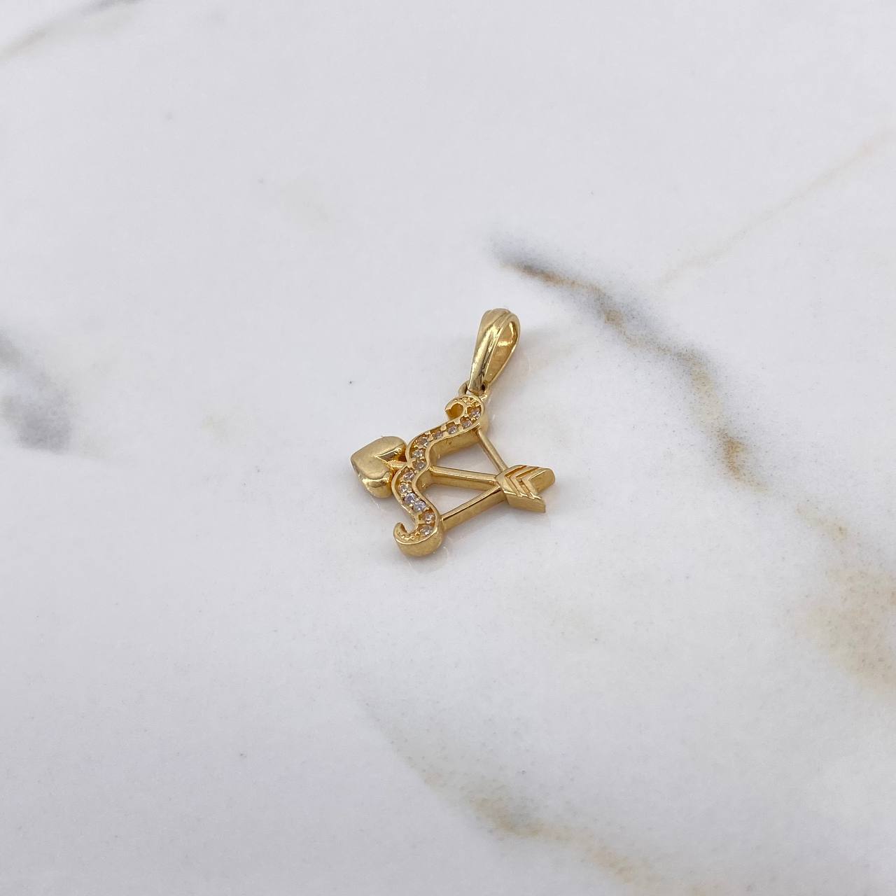 Dije Flecha Y Arco 1.5gr / 2.2cm / Circones Blancos Oro Amarillo 18K $