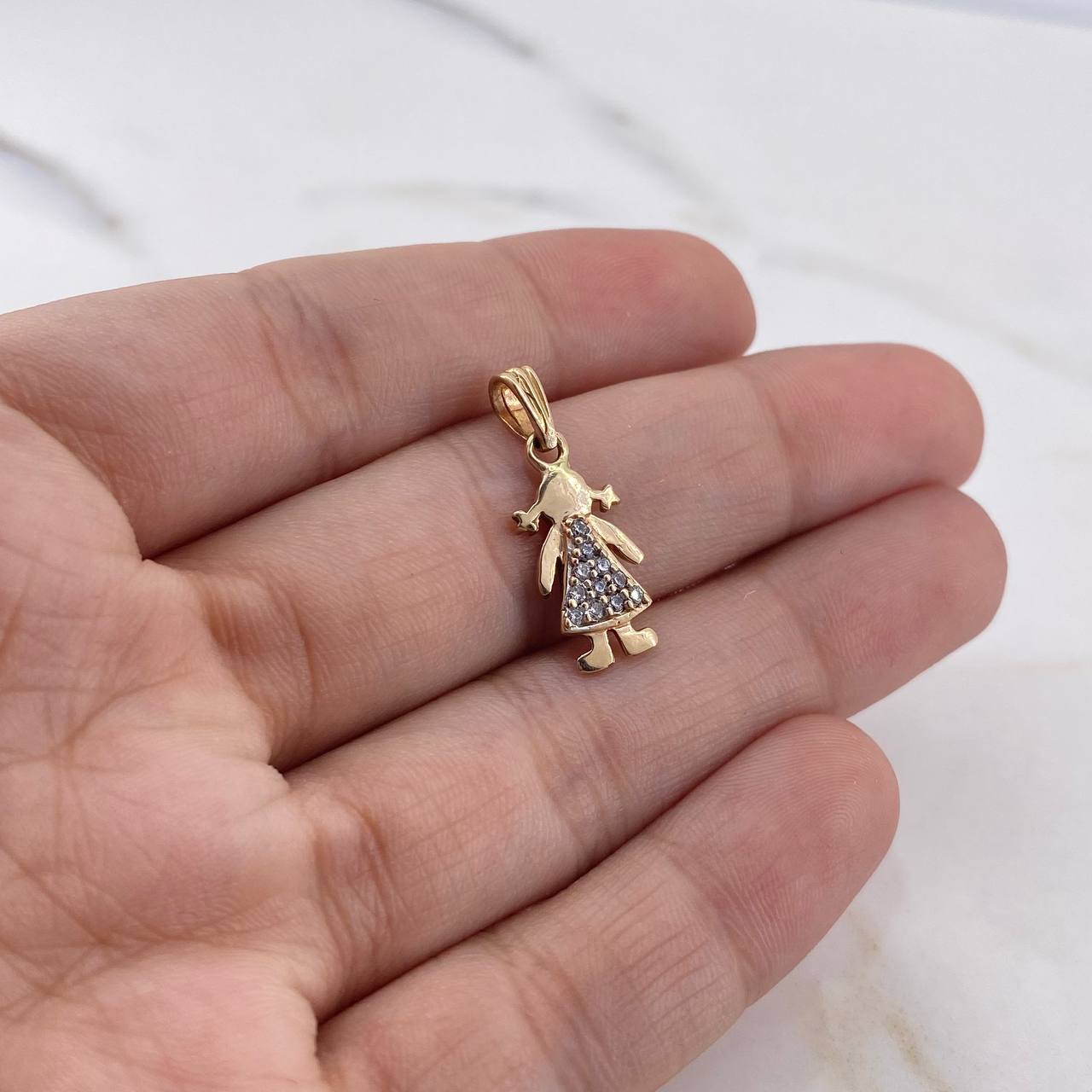 Dije Niña 1.25gr / 2.1cm / Circones Blancos Oro Amarillo 18K $
