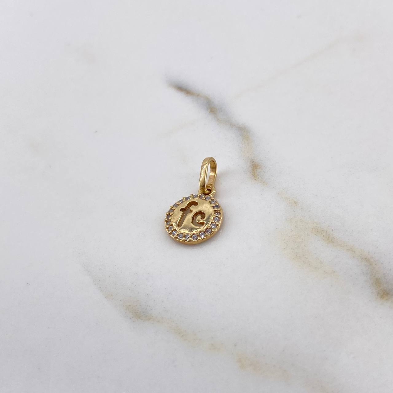 Dije Fe Medalla 1.05gr / 1.6cm / Circones Blancos Oro Amarillo 18K $