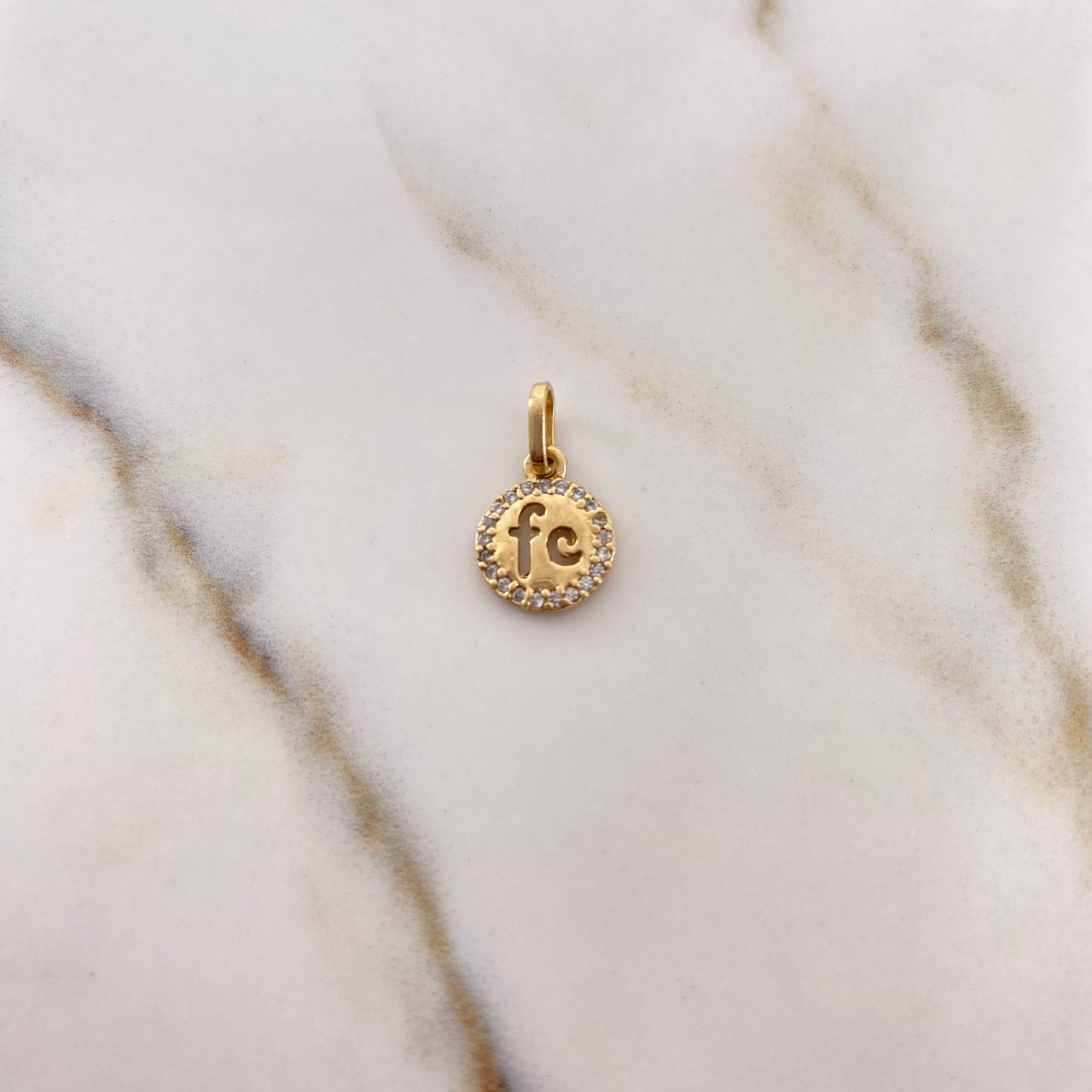 Dije Fe Medalla 1.05gr / 1.6cm / Circones Blancos Oro Amarillo 18K $