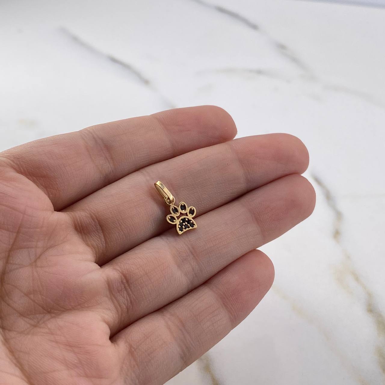 Dije Huella 0.5gr / 1.4cm / Circones Negros Oro Amarillo 18K #