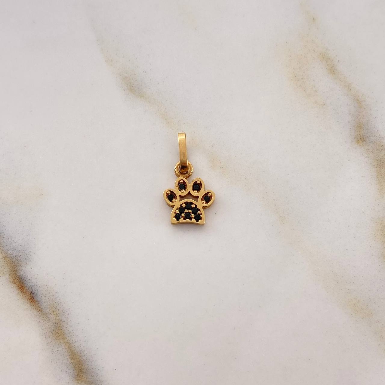 Dije Huella 0.5gr / 1.4cm / Circones Negros Oro Amarillo 18K #