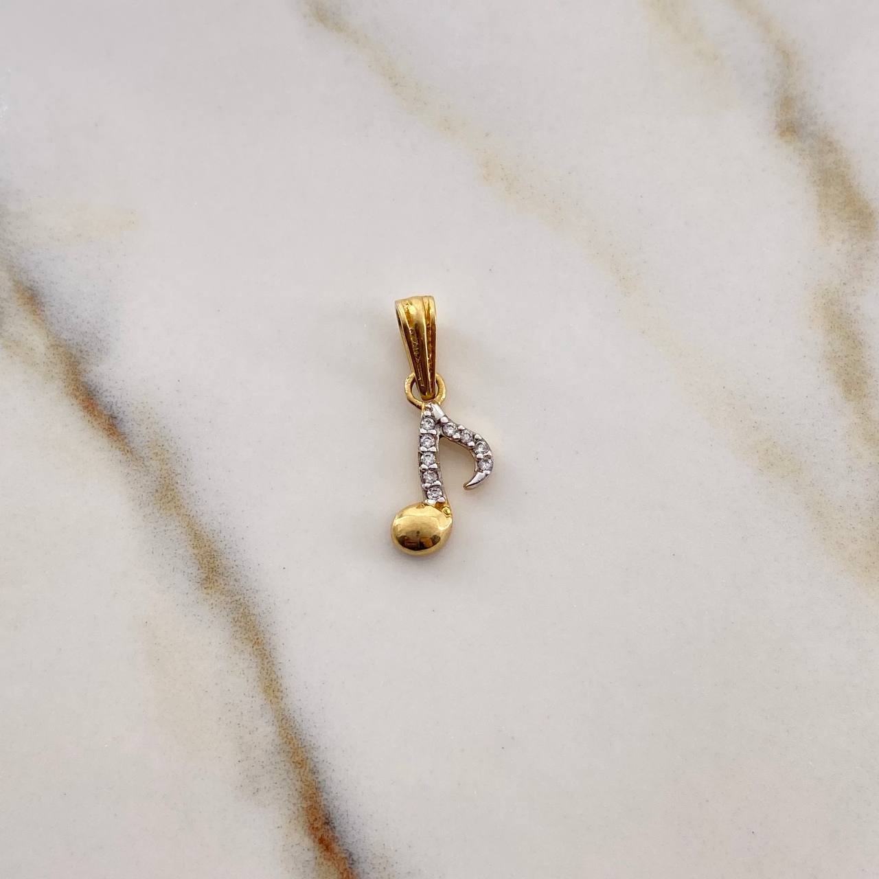 Dije Nota Musical 0.75gr / 1.7cm / Circones Blancos Dos Oros Amarillo Blanco 18K $
