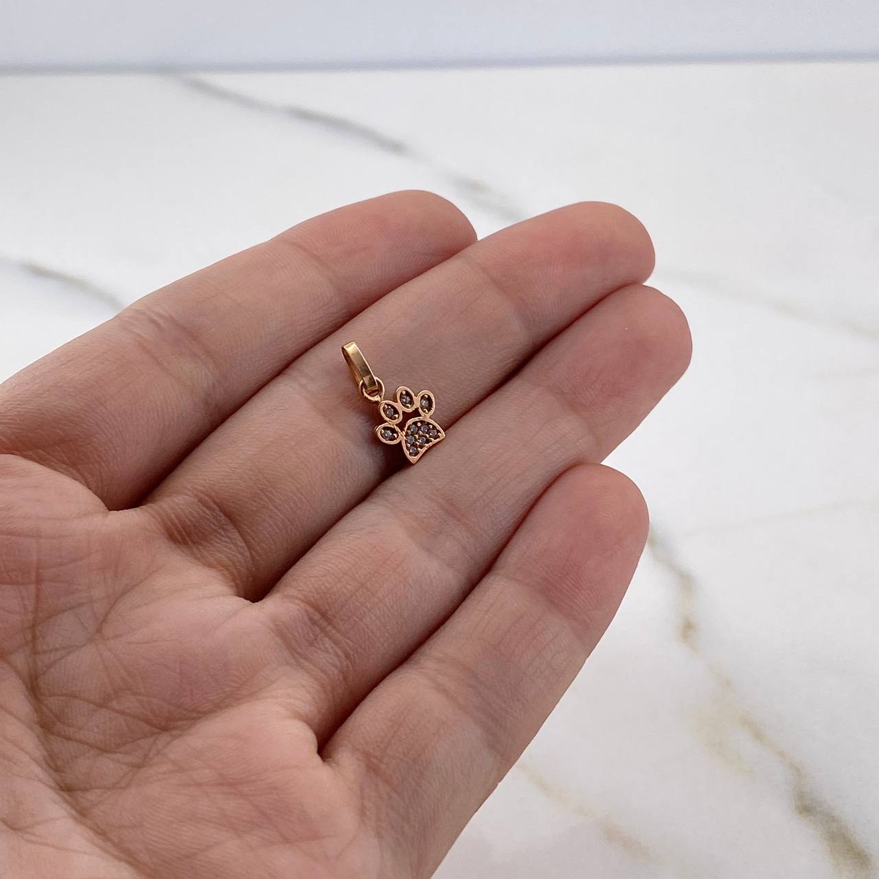 Dije Huella 0.5gr / 1.4cm / Circones Blancos Oro Rosa 18K &