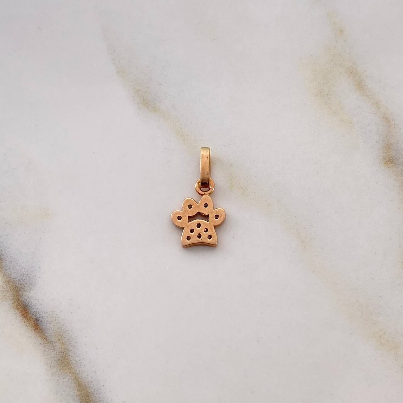 Dije Huella 0.5gr / 1.4cm / Circones Blancos Oro Rosa 18K &