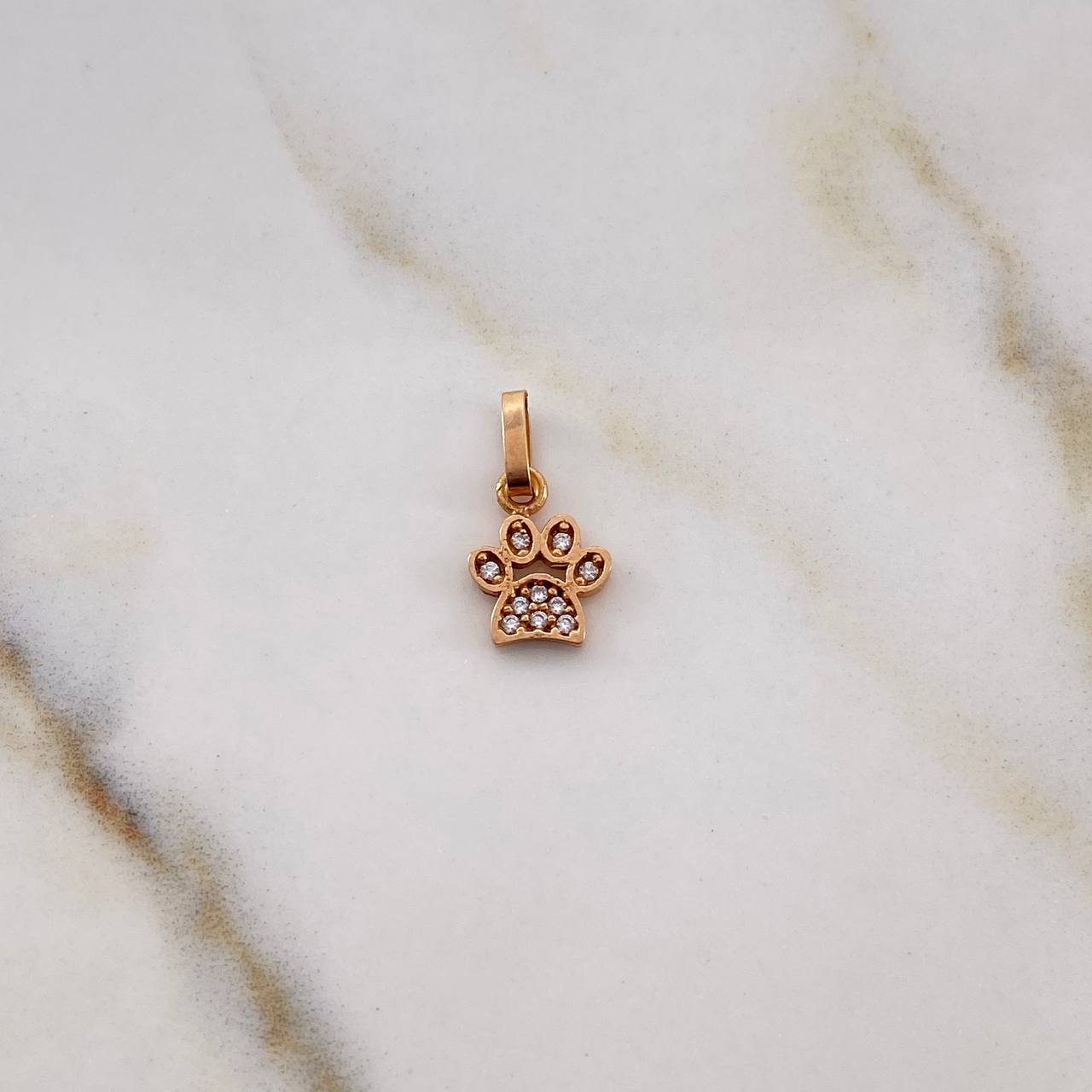 Dije Huella 0.5gr / 1.4cm / Circones Blancos Oro Rosa 18K &