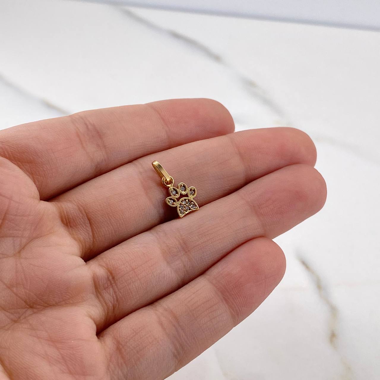 Dije Huella 0.5gr / 1.4cm / Circones Blancos Oro Amarillo 18K #