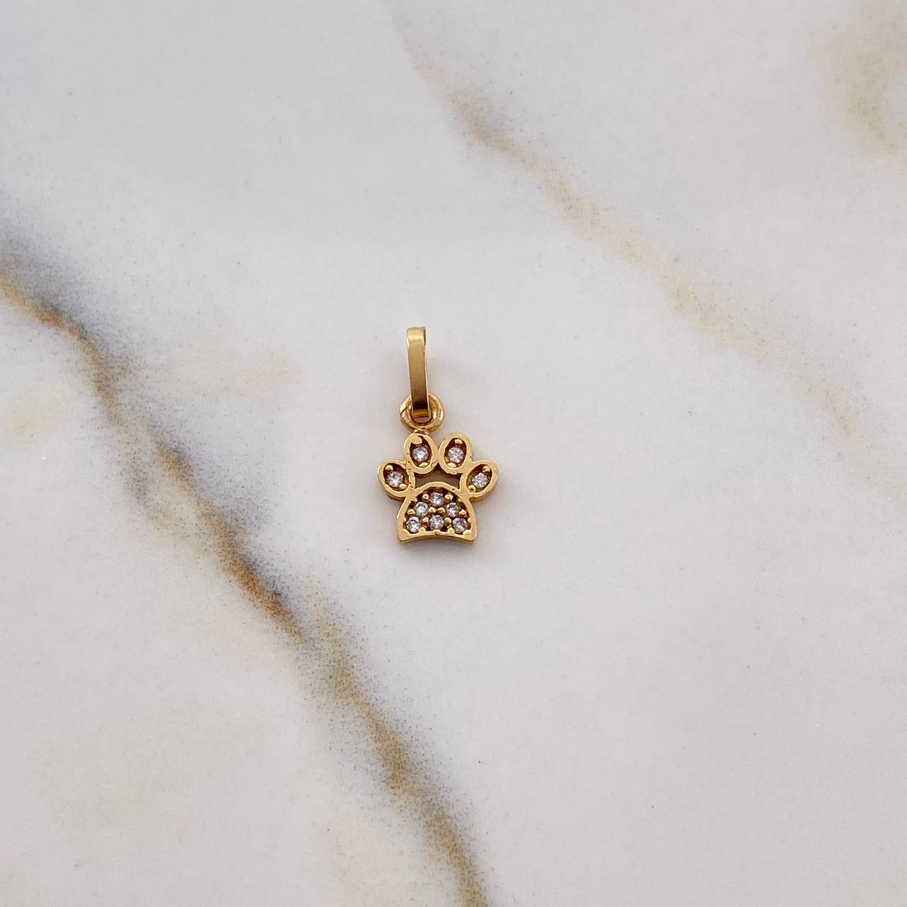 Dije Huella 0.5gr / 1.4cm / Circones Blancos Oro Amarillo 18K #