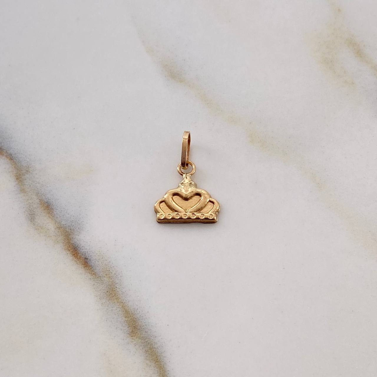 Dije Corona Corazon 0.45gr / 1.3cm / Plano Oro Amarillo 18K $