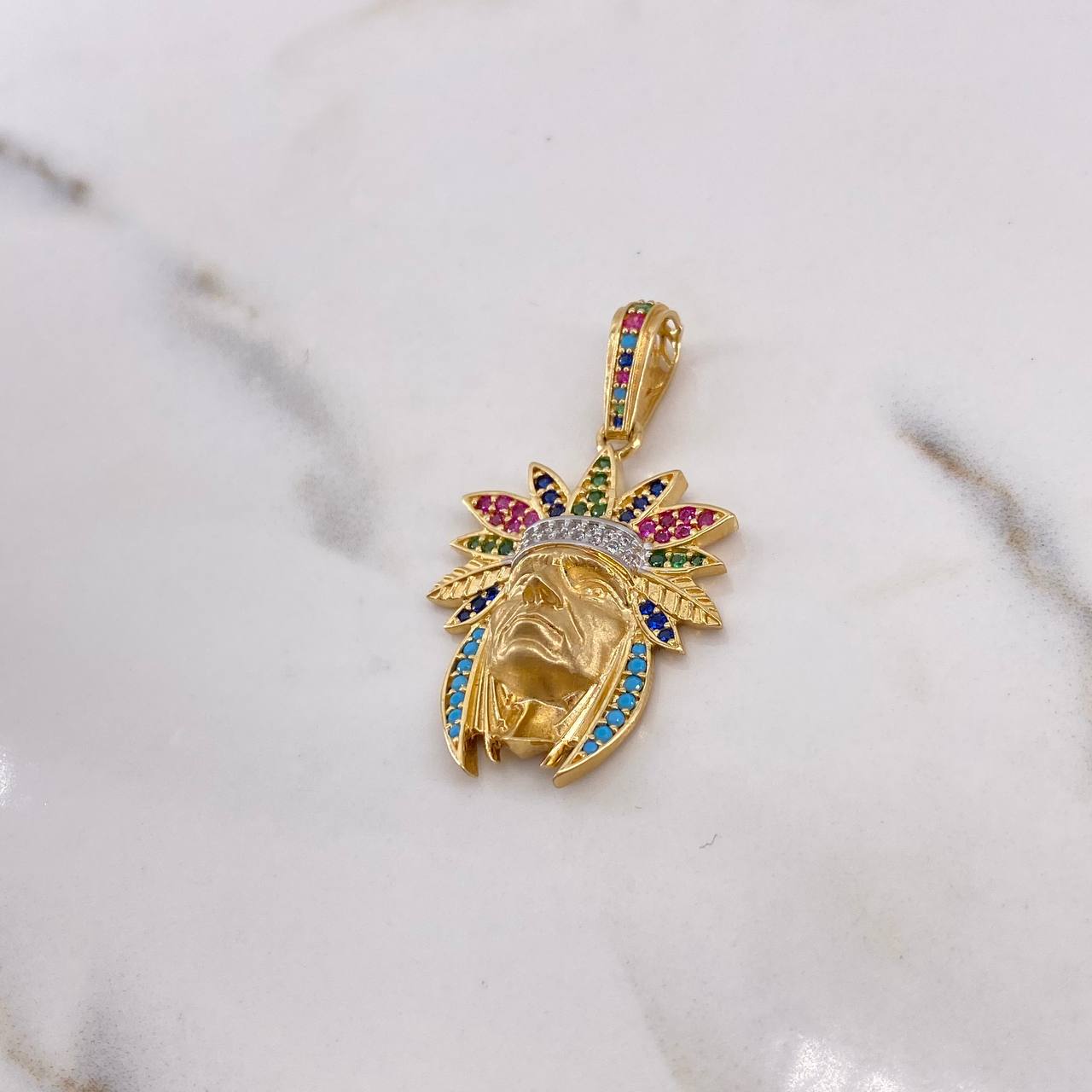 Dije Indio 6.05gr / 3.9cm / Circones Azules Verdes Fucsias Blancos Oro Amarillo 18K $