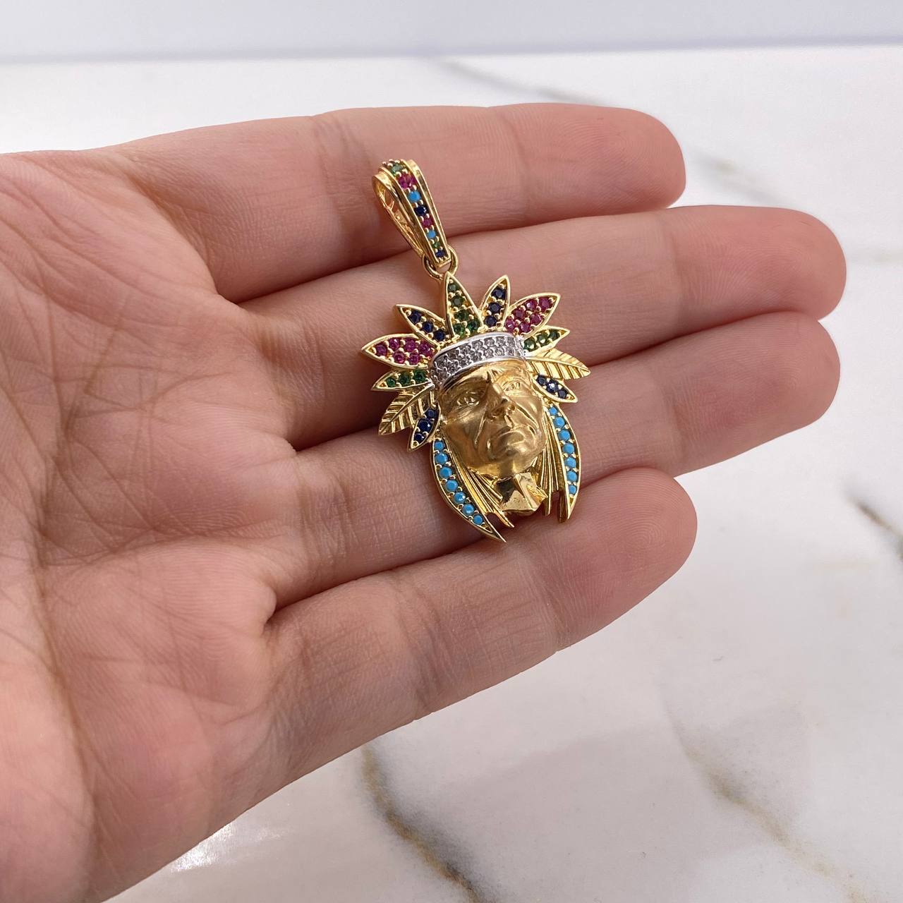 Dije Indio 6.05gr / 3.9cm / Circones Azules Verdes Fucsias Blancos Oro Amarillo 18K $