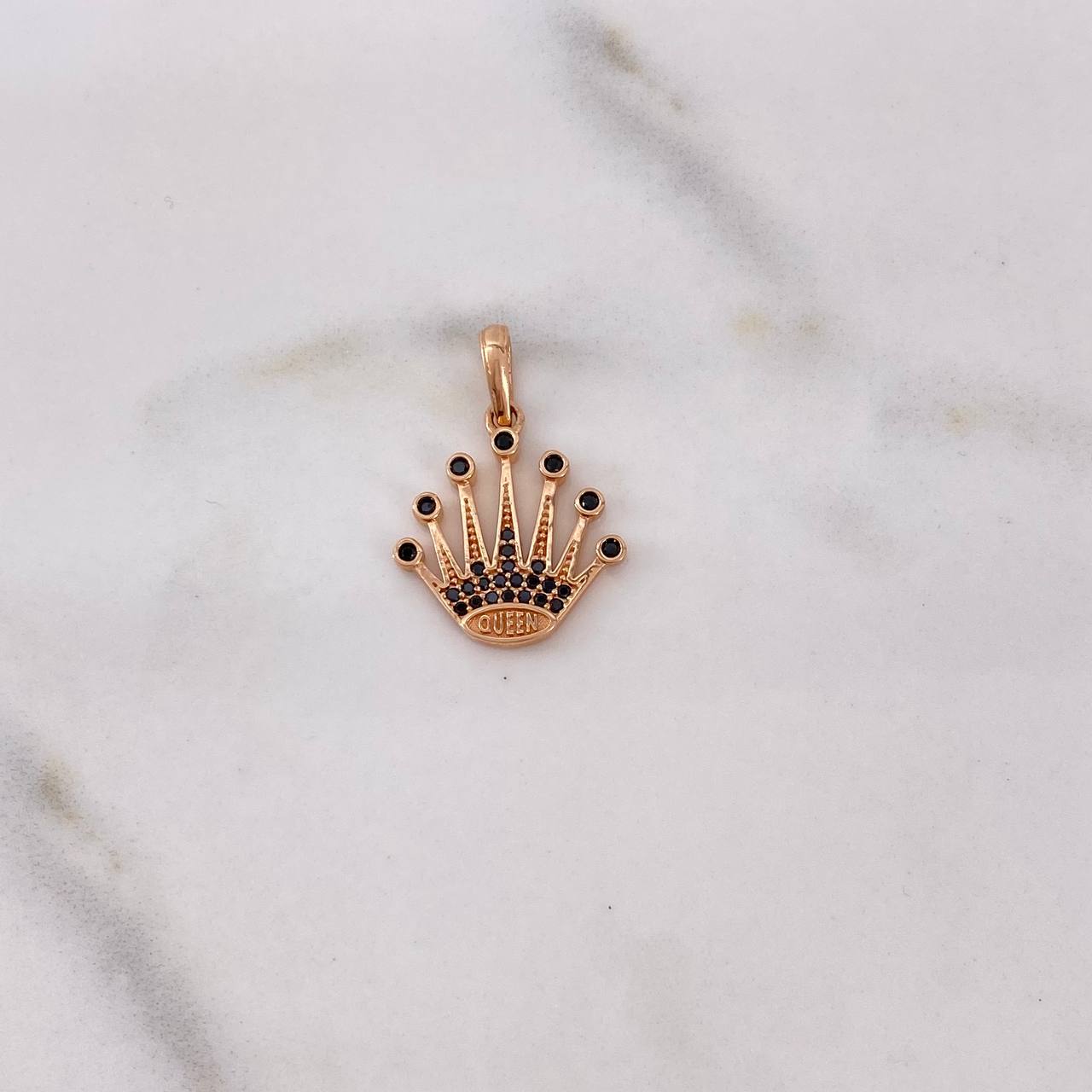 Dije Corona Queen 2.1gr / 2.4cm / Circones Negros Oro Rosa 18K $