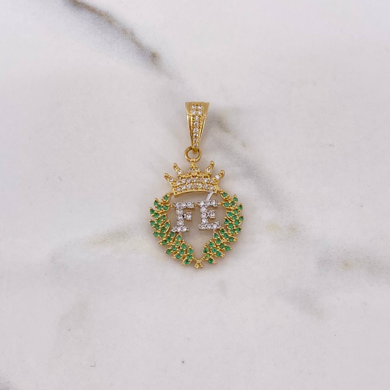 Dije Fe Corona 4.9gr / 3.4cm / Circones Verdes Blancos Dos Oros Amarillo Blanco 18K $