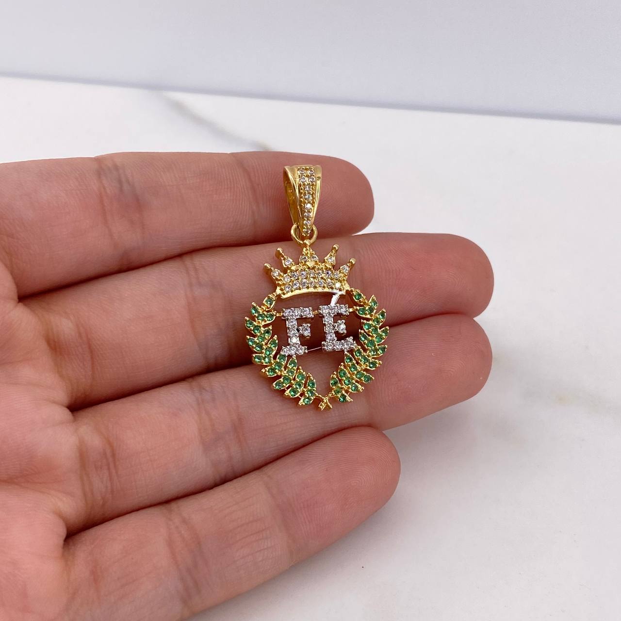 Dije Fe Corona 4.9gr / 3.4cm / Circones Verdes Blancos Dos Oros Amarillo Blanco 18K $