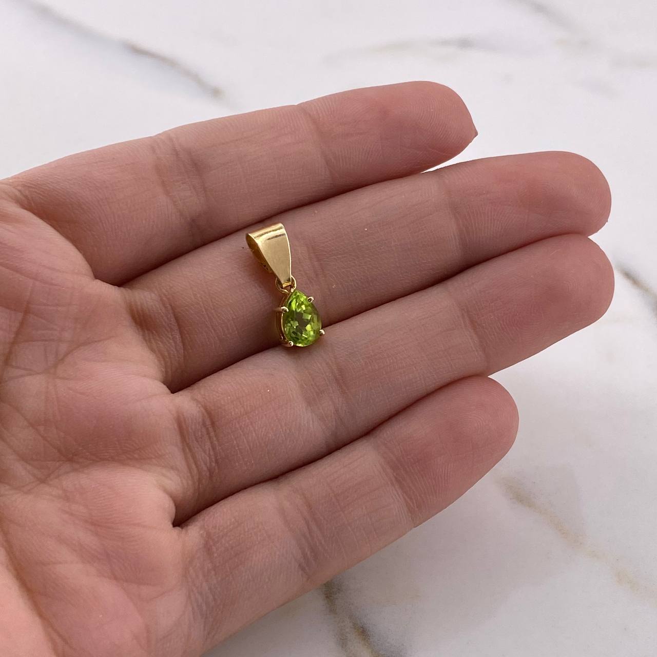 Dije Gota Canasta 0.9gr / 1.6cm / Circon Verde Oro Amarillo 18K $