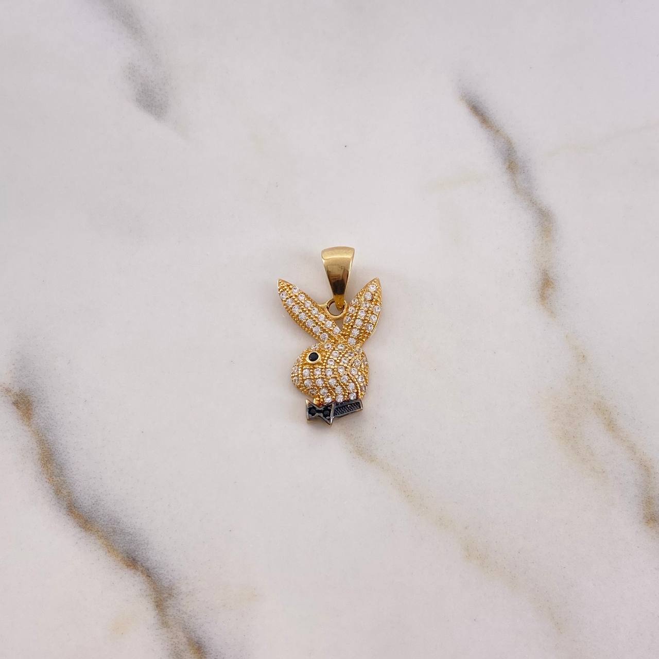 Dije Conejo 1.95gr / 2.2cm / Circones Negros Blancos Oro Amarillo 18K $