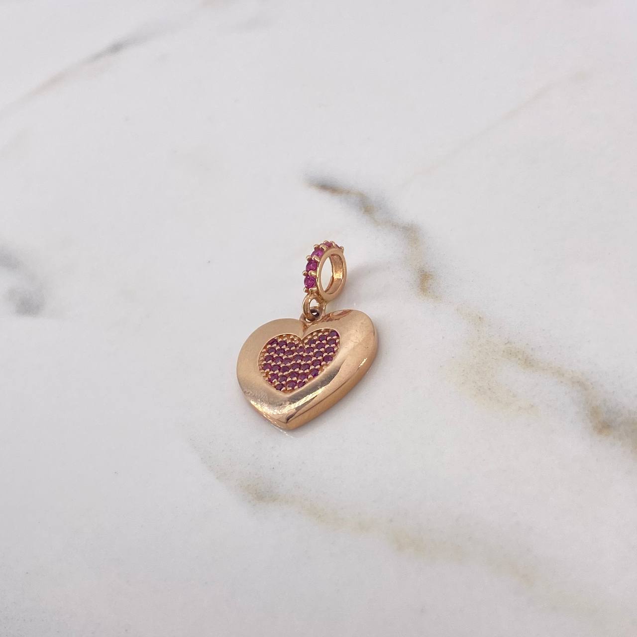Dije Corazon 2.4gr / 2.6cm / Circones Fucsias Oro Rosa 18K $