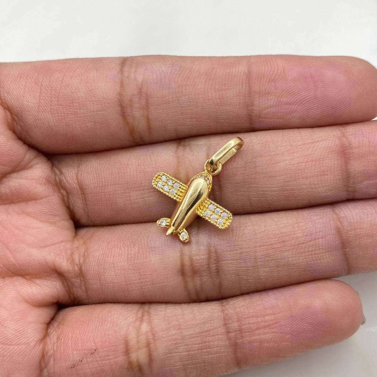 Dije Avion 1.25gr / 2cm / Circones Blancos Oro Amarillo 18K &