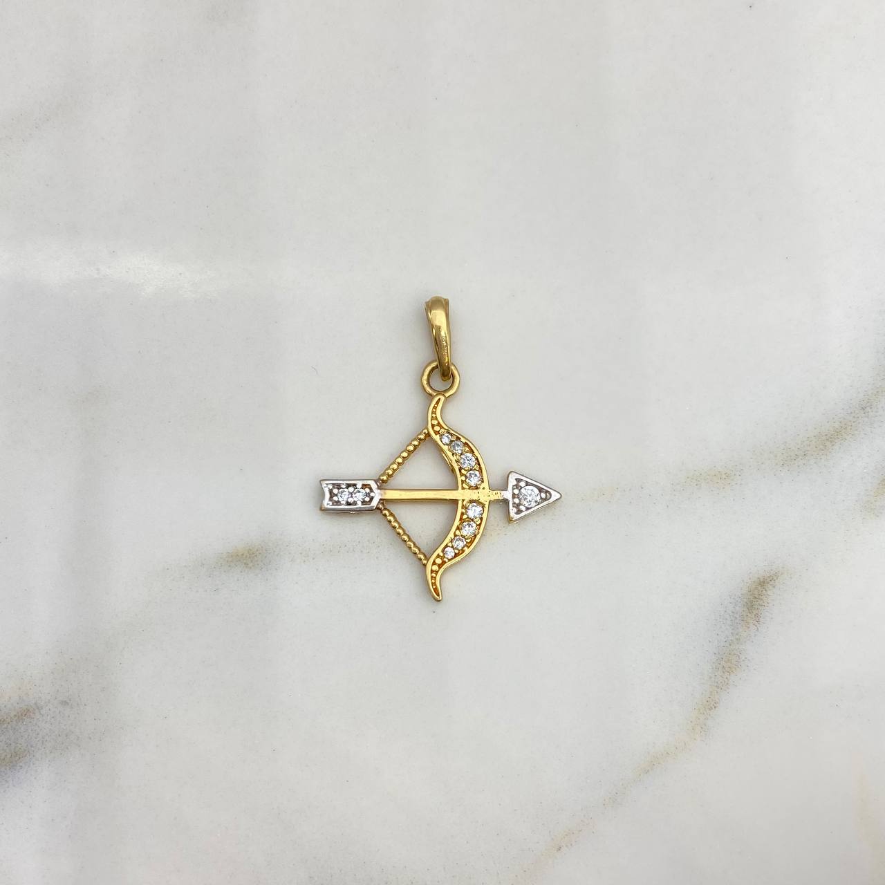 Dije Flecha Y Arco 1.95gr / 2.7cm / Circones Blancos Dos Oros Amarillo Blanco 18K $