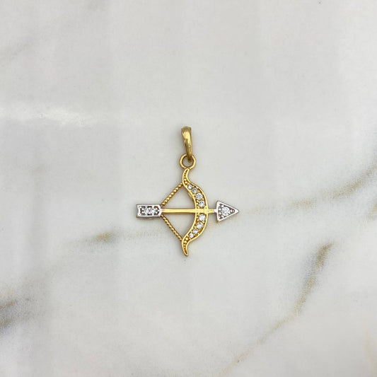 Dije Flecha Y Arco 1.95gr / 2.7cm / Circones Blancos Dos Oros Amarillo Blanco 18K $