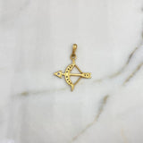 Dije Flecha Y Arco 1.95gr / 2.7cm / Circones Blancos Dos Oros Amarillo Blanco 18K $