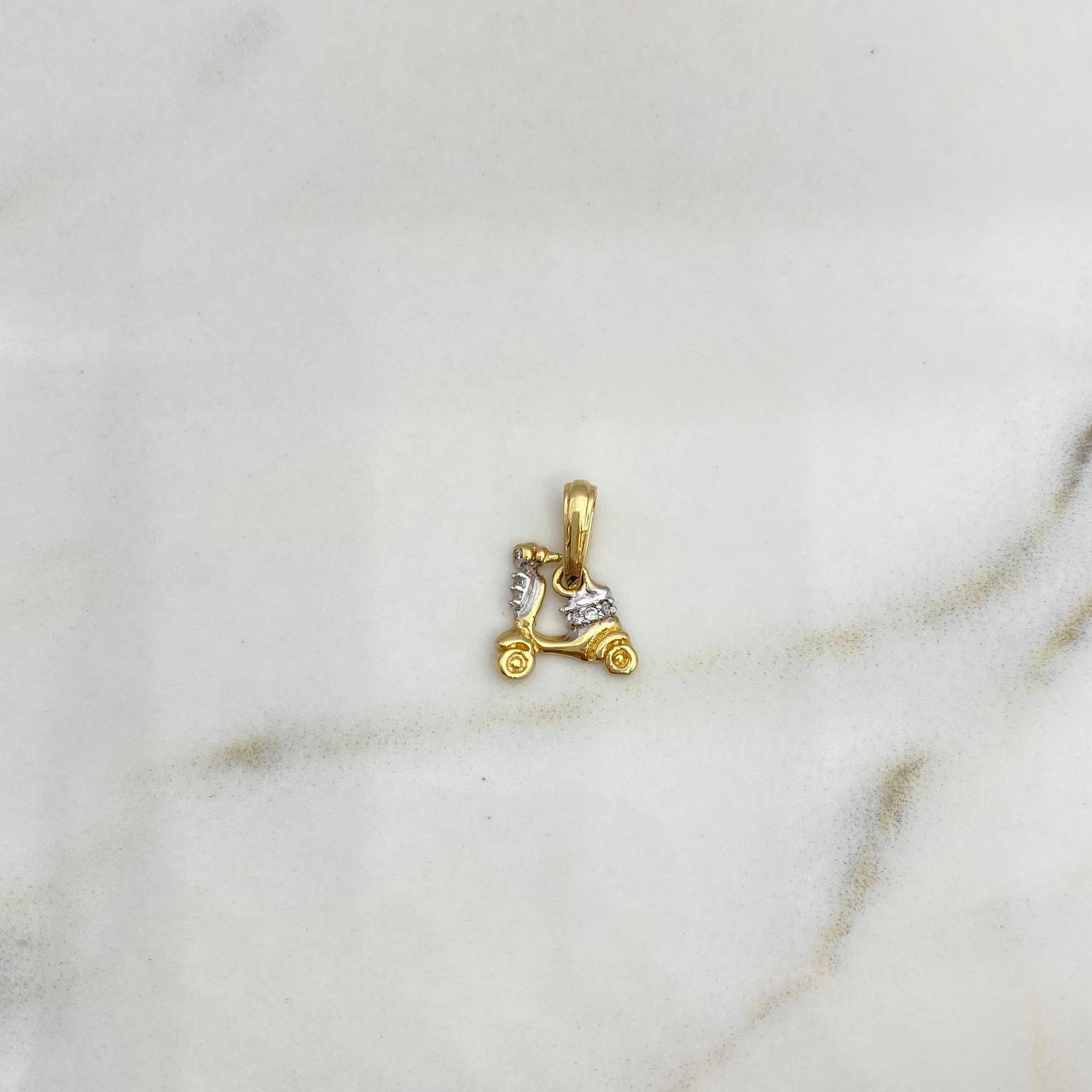 Dije Moto 0.8gr / 1.3cm / Circones Blancos Dos Oros Amarillo Blanco 18K &