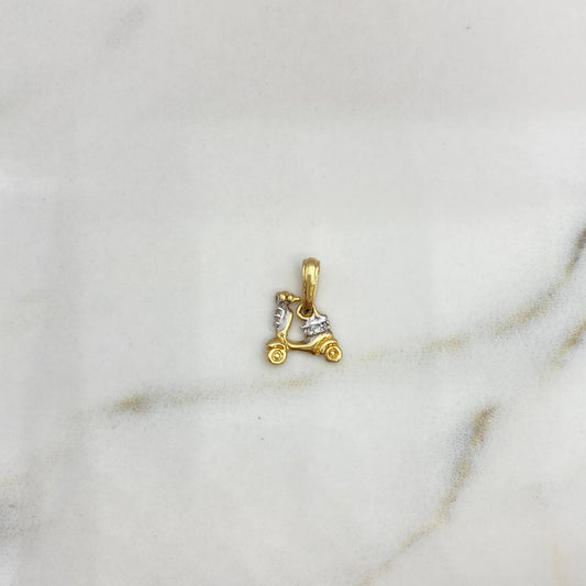 Dije Moto 0.8gr / 1.3cm / Circones Blancos Dos Oros Amarillo Blanco 18K &