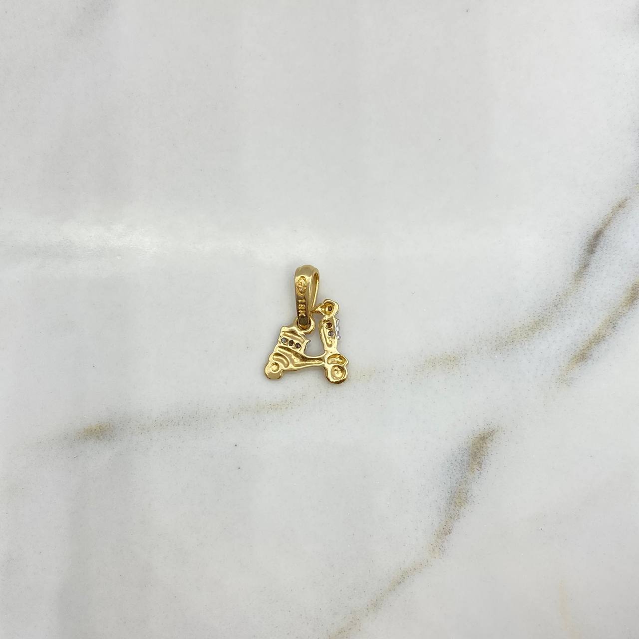 Dije Moto 0.8gr / 1.3cm / Circones Blancos Dos Oros Amarillo Blanco 18K &