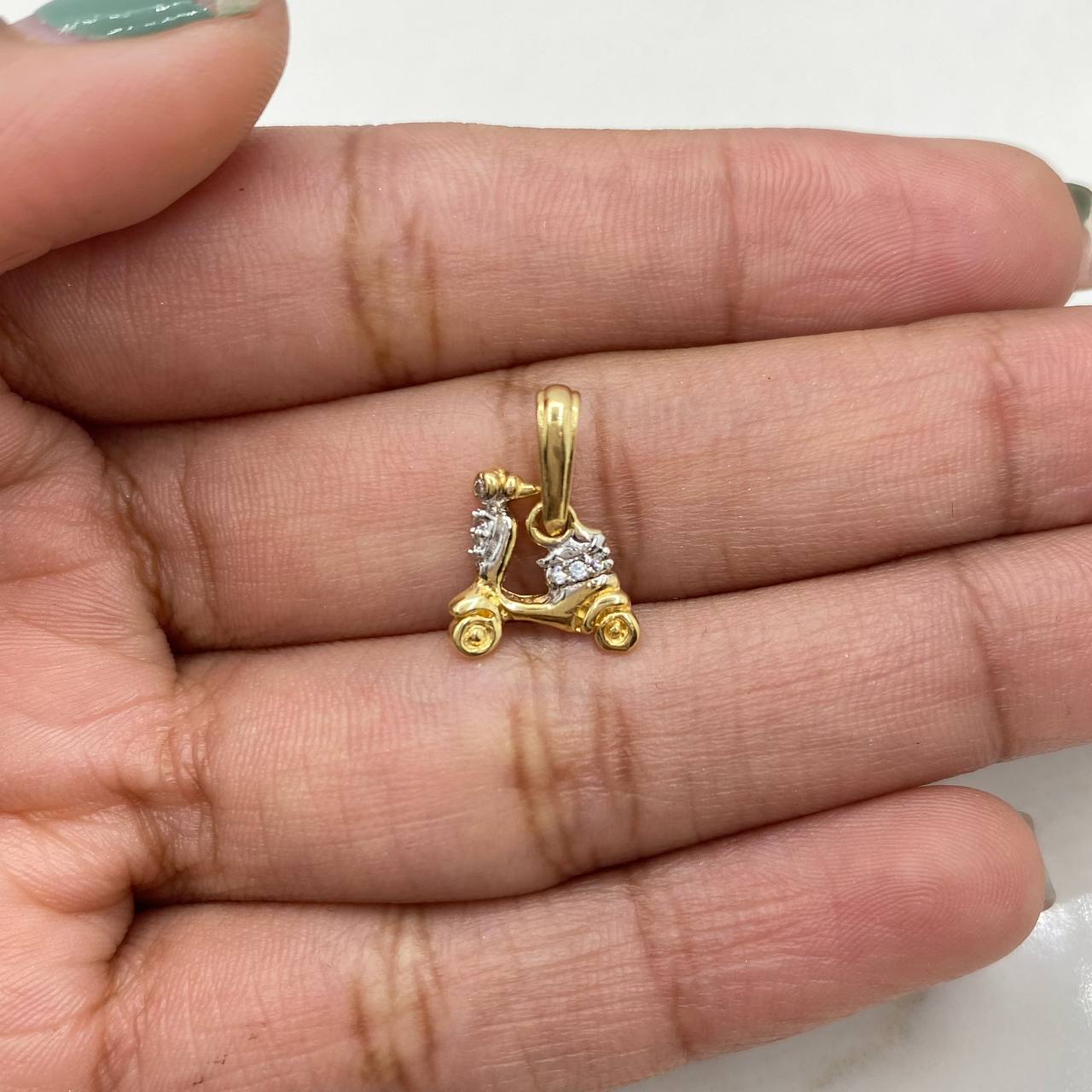Dije Moto 0.8gr / 1.3cm / Circones Blancos Dos Oros Amarillo Blanco 18K &