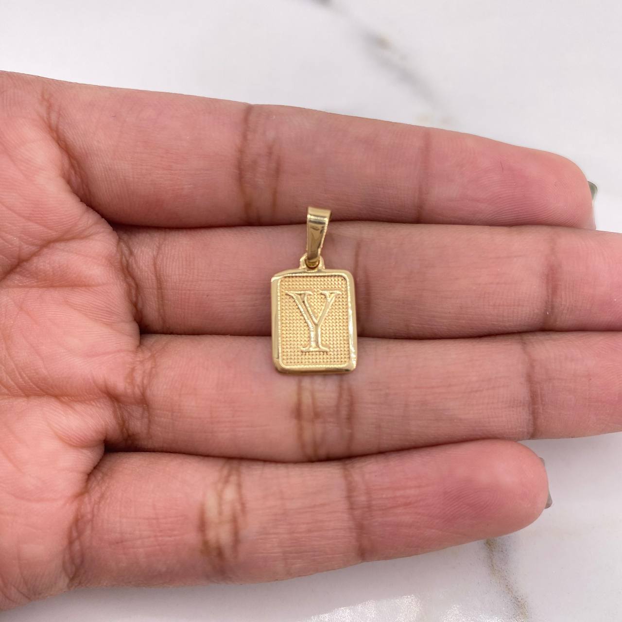 Dije Placa Letra Y 1gr / 1.9cm / Marco Liso Oro Amarillo 18K #