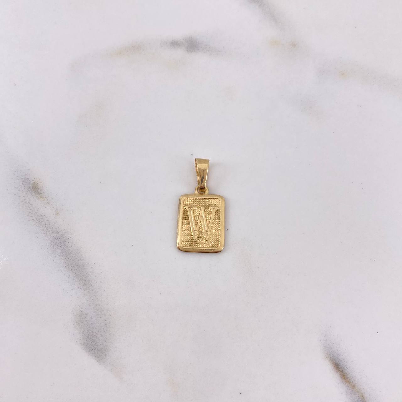 Dije Placa Letra W 0.9gr / 1.9cm / Marco Liso Oro Amarillo 18K #