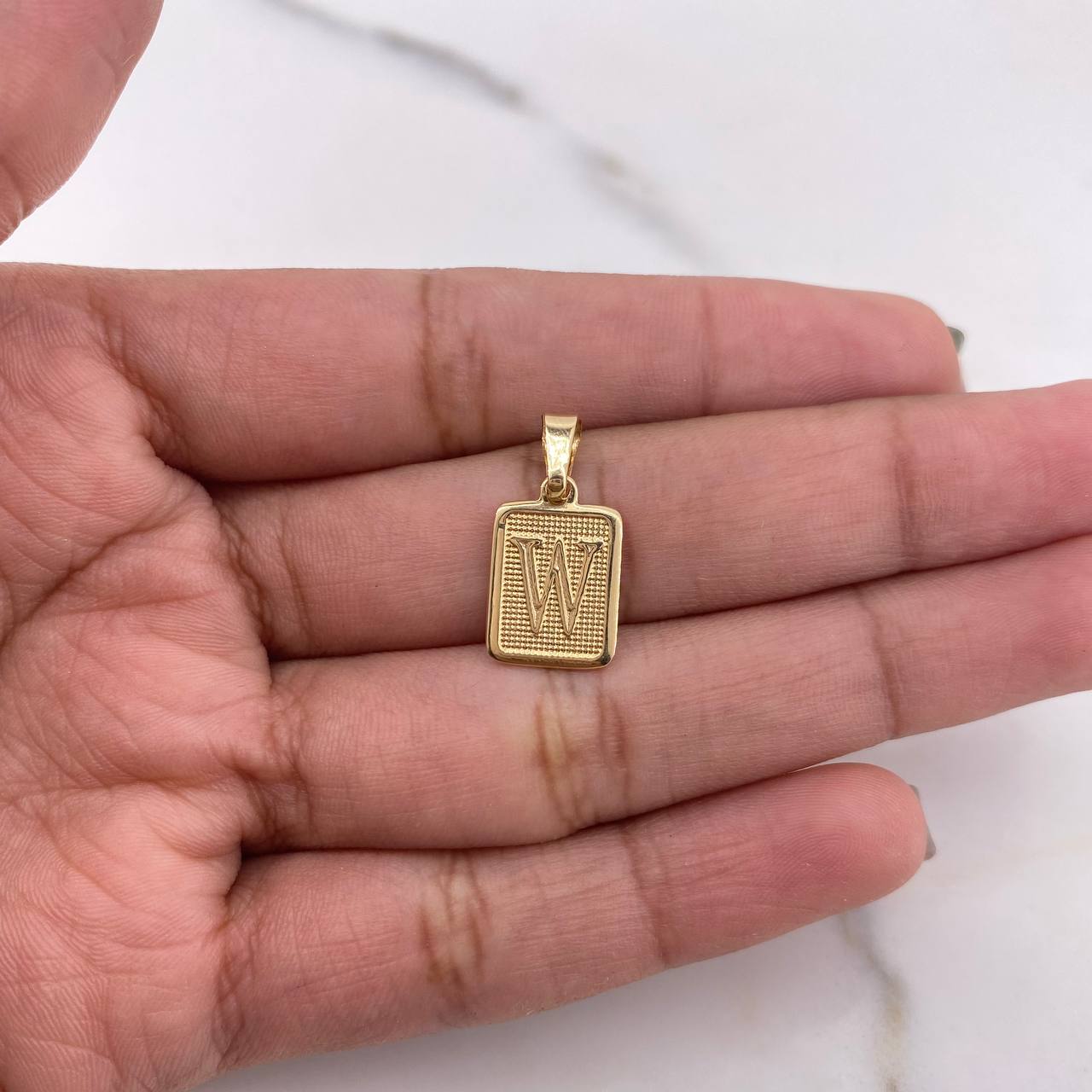 Dije Placa Letra W 0.9gr / 1.9cm / Marco Liso Oro Amarillo 18K #