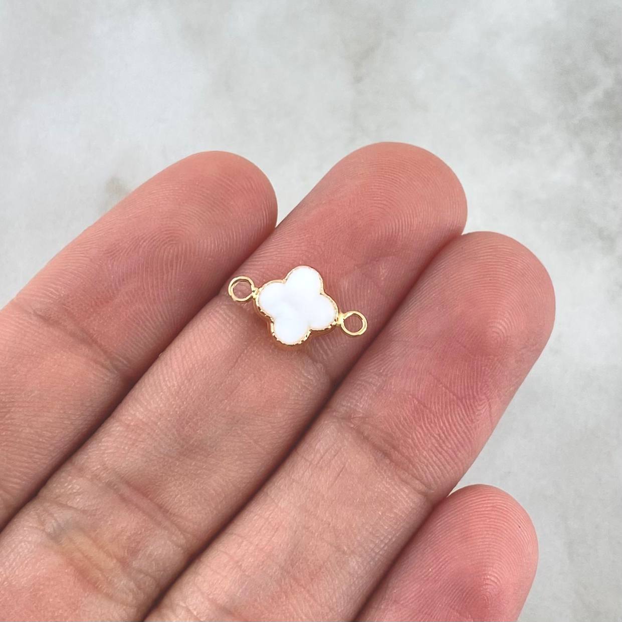 Herraje Trébol VCyA 0.4gr / 1.4cm / Blanco Electrostático Oro Amarillo 18K