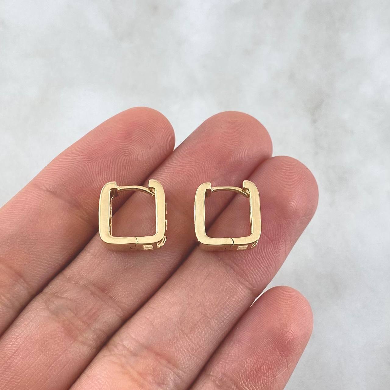 Candongas Lia 3.45gr / 1.1cm / Cuadradas Oro Blanco 18K