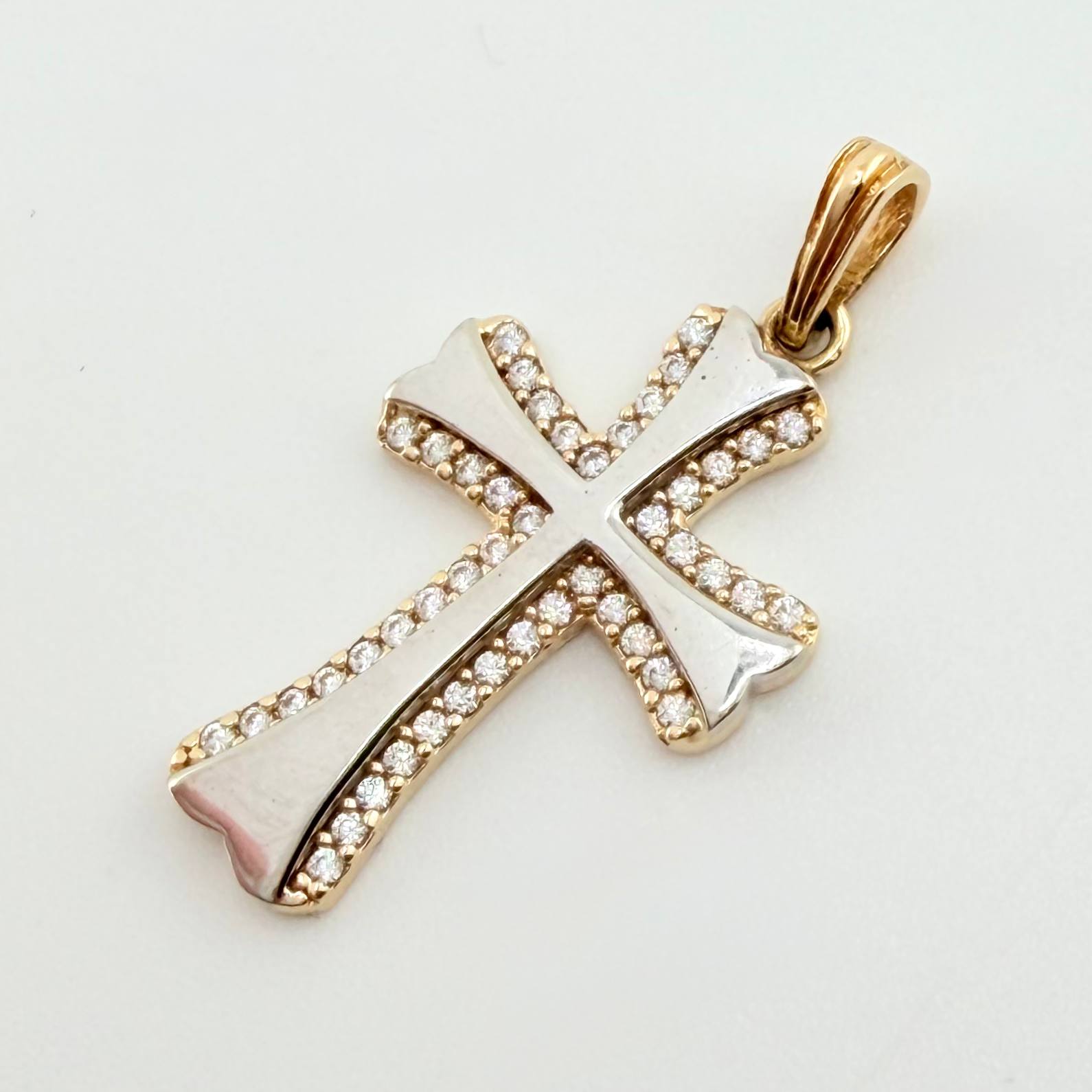 Dije Cruz Abultada 1.6gr / 2.8cm / Dos Oros Amarillo Blanco 18K ©