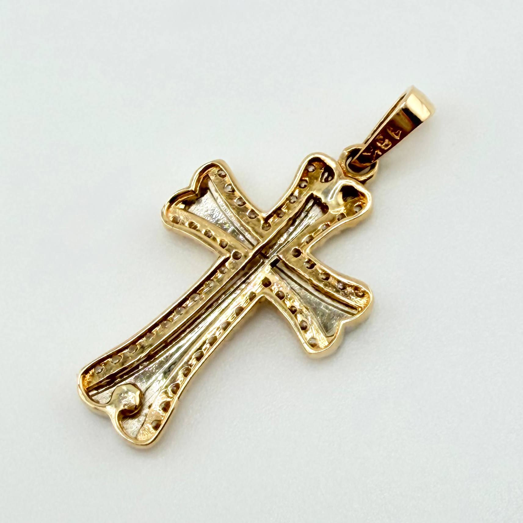 Dije Cruz Abultada 1.6gr / 2.8cm / Dos Oros Amarillo Blanco 18K ©