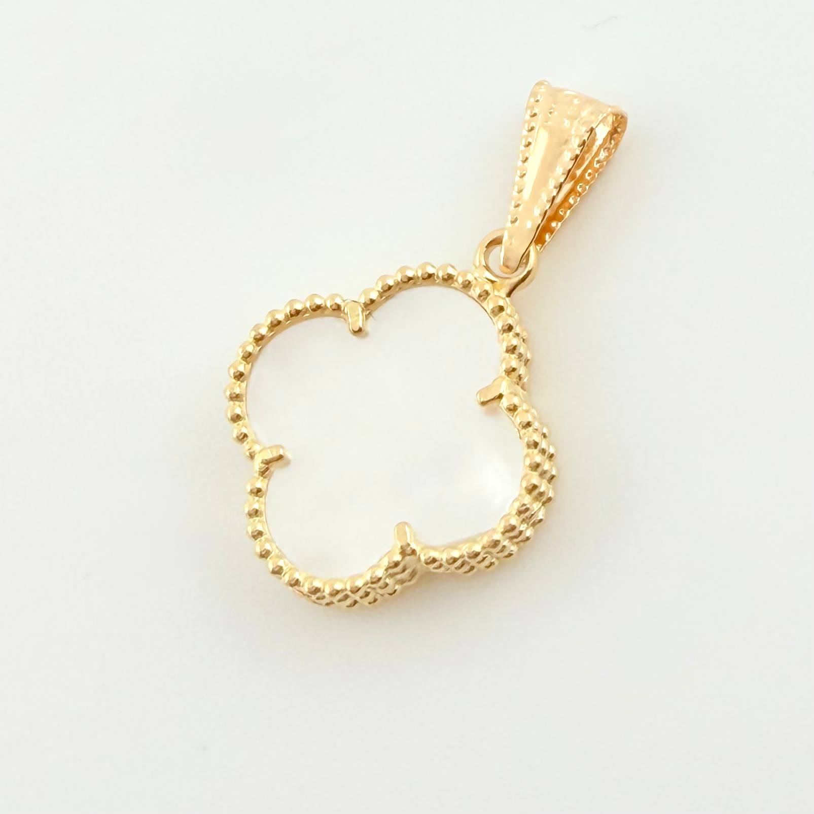 Dije Trebol Blanco 1.7gr / 2.3cm / Oro Amarillo Nac.Esp. 18K ©