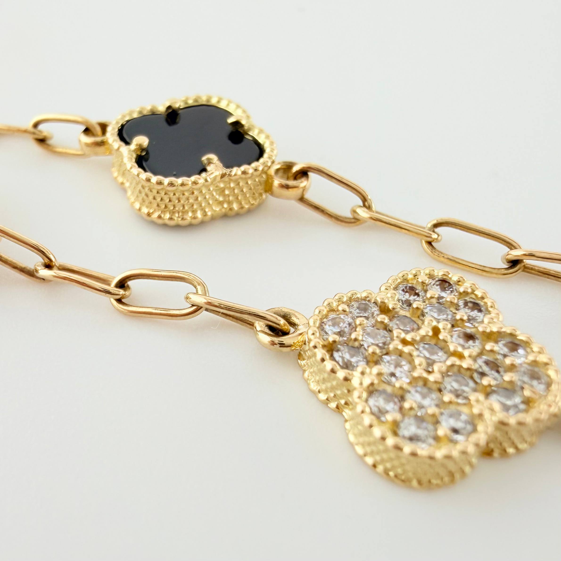 Pulso Trebol Onix Negro Circones Blancos 8gr / 17.5cm / 10.7mm Oro Amarillo Nac.Esp. 18K