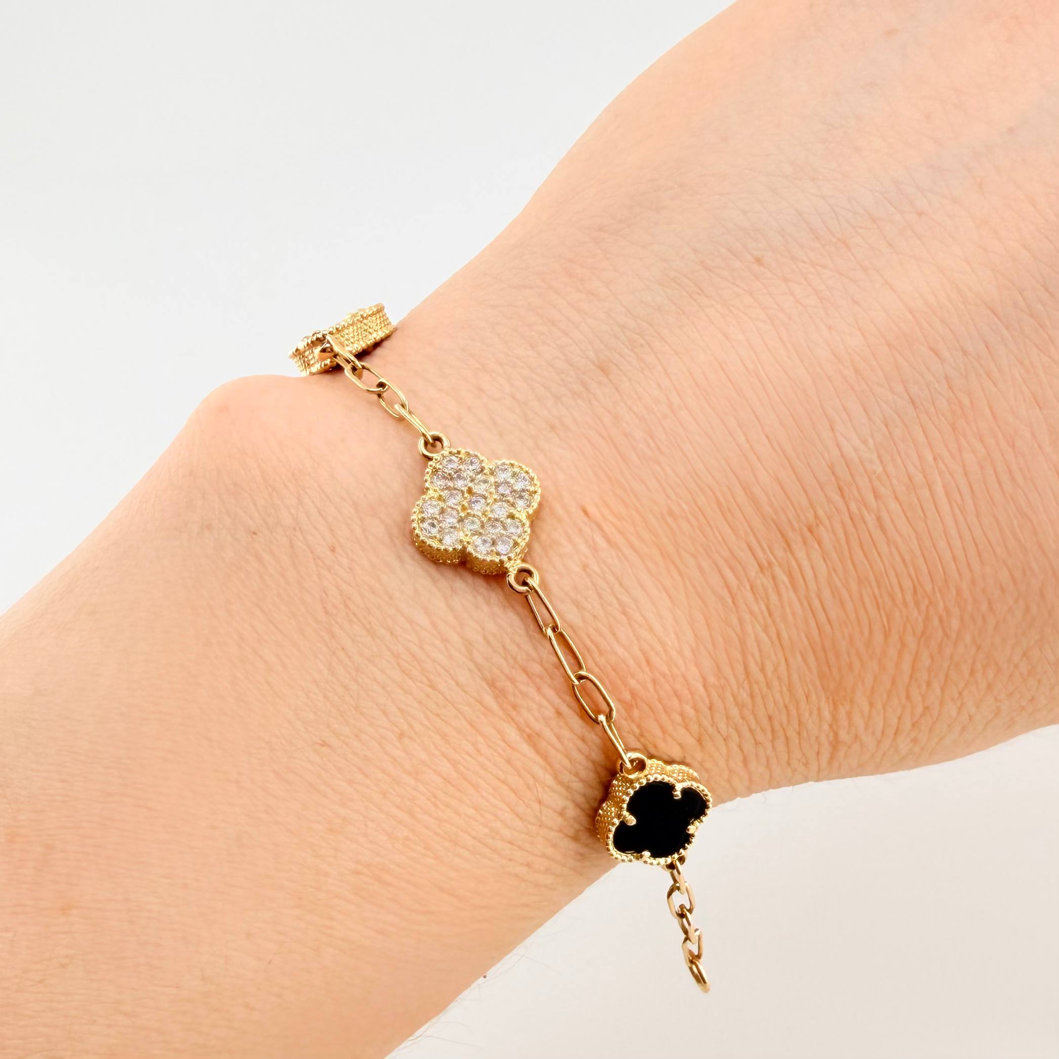 Pulso Trebol Onix Negro Circones Blancos 8gr / 17.5cm / 10.7mm Oro Amarillo Nac.Esp. 18K