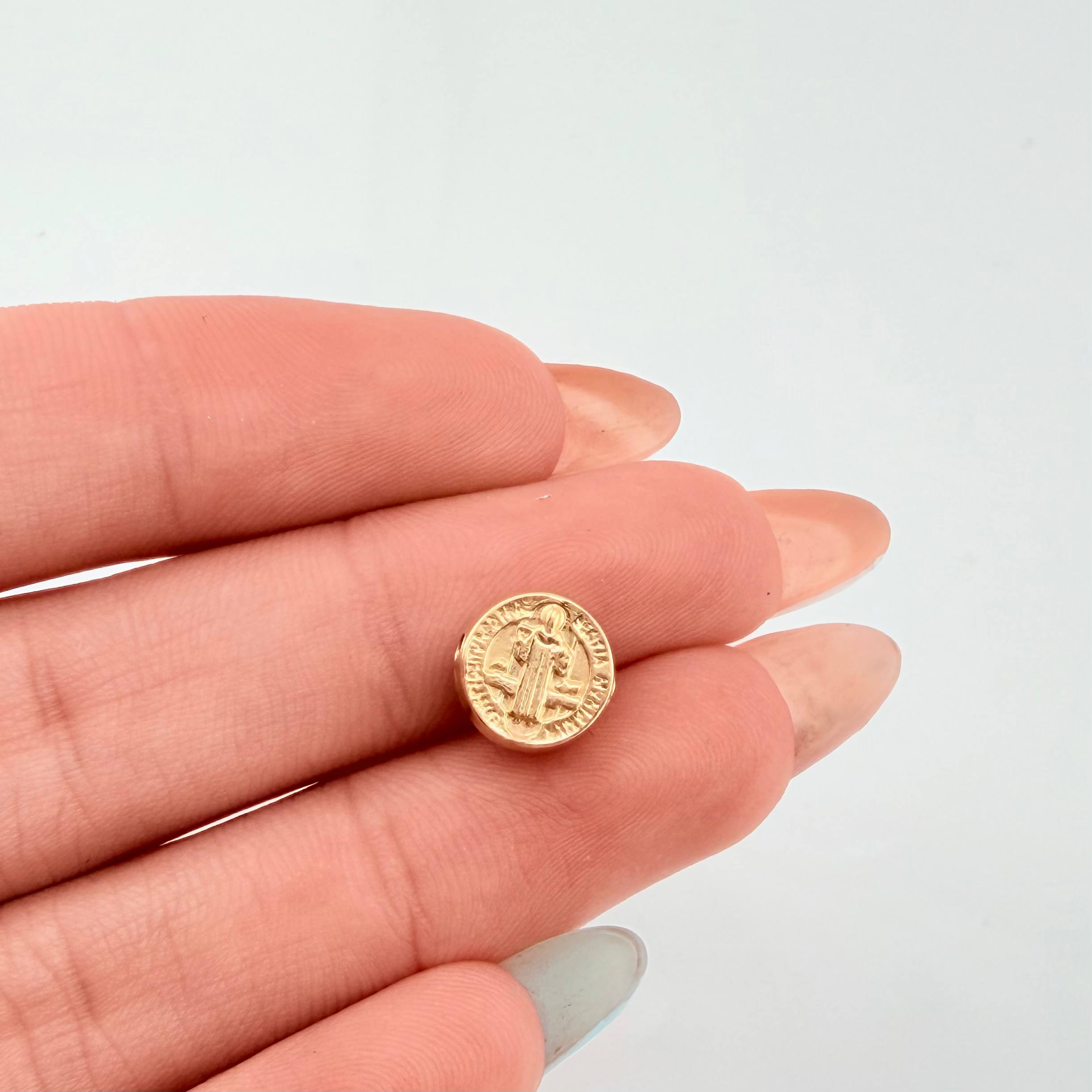 Herraje San Benito 0.4gr / 0.9cm / Oro Amarillo 18K ©