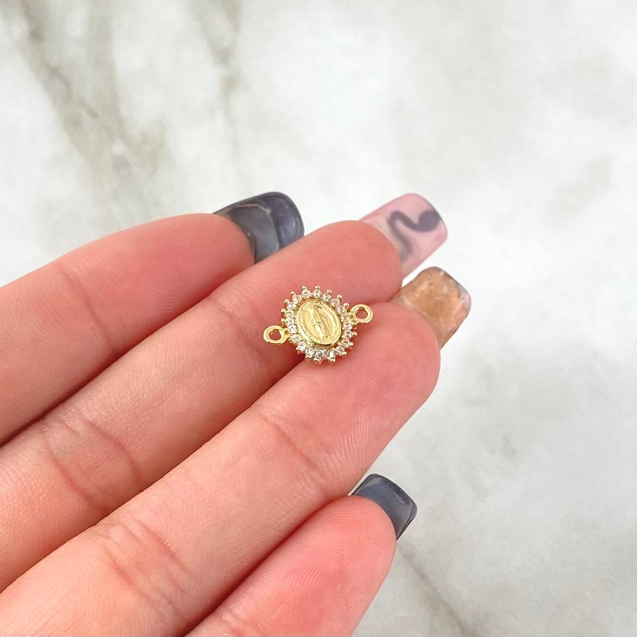 Herraje Virgen Milagrosa 0.55gr / 1cm-1.3cm / Circones Blancos Oro Amarillo 18K *