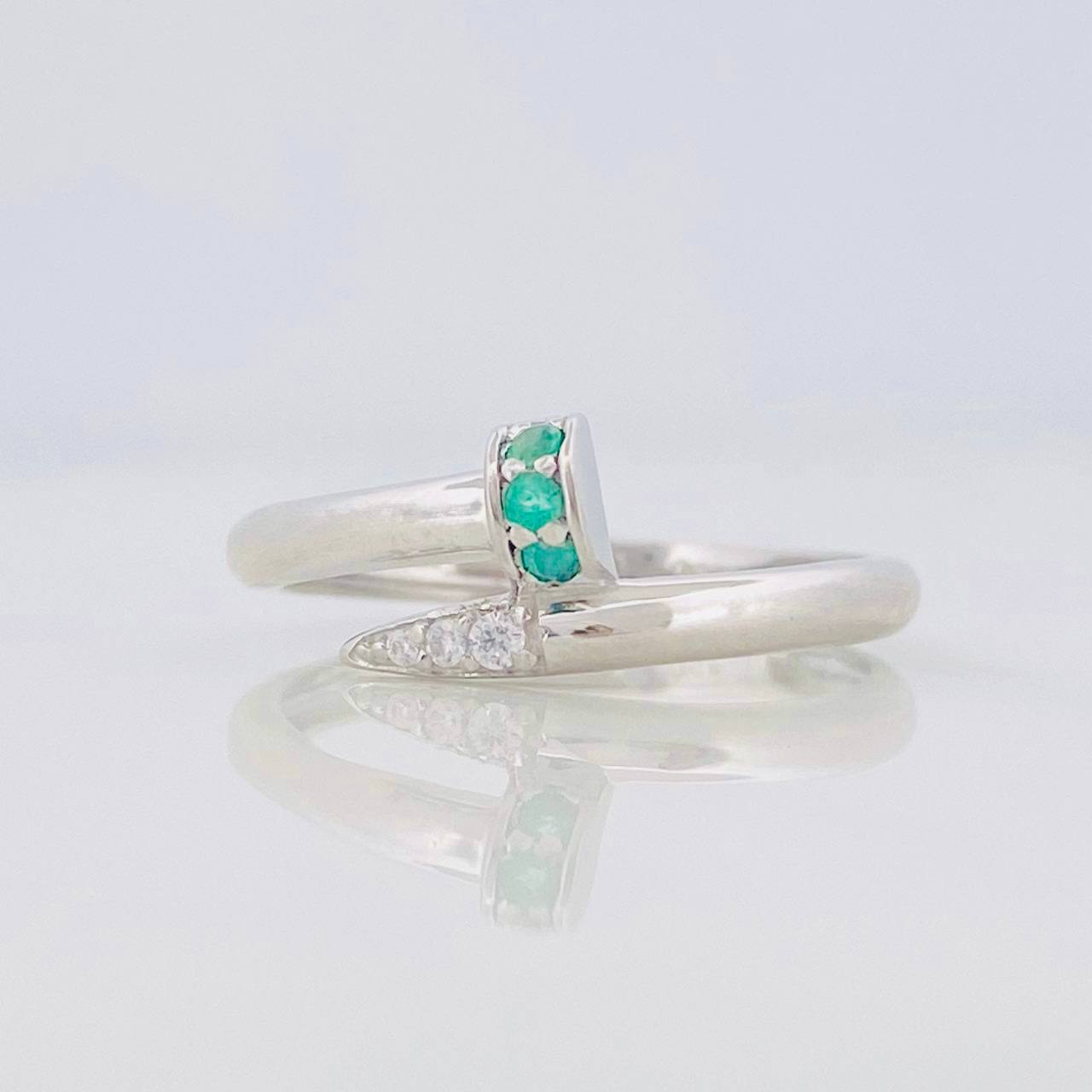 Anillo Clavo Esmeralda 05 Pts 1.3 g / T6 1/2 Plata 925