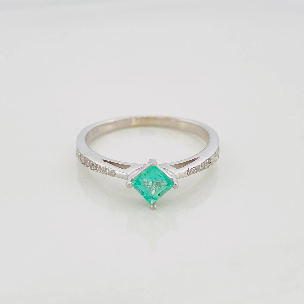 Anillo Solitario Cuatro Garras Esmeralda 32 Pts 1.75 g / T7 1/2 Plata 925
