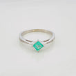 Anillo Solitario Cuatro Garras Esmeralda 32 Pts 1.75 g / T7 1/2 Plata 925