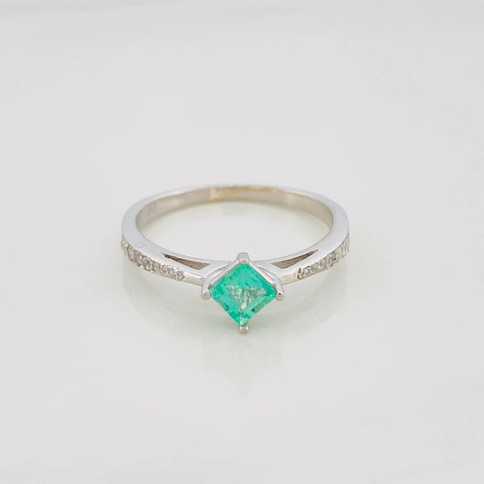 Anillo Solitario Cuatro Garras Esmeralda 32 Pts 1.75 g / T7 1/2 Plata 925
