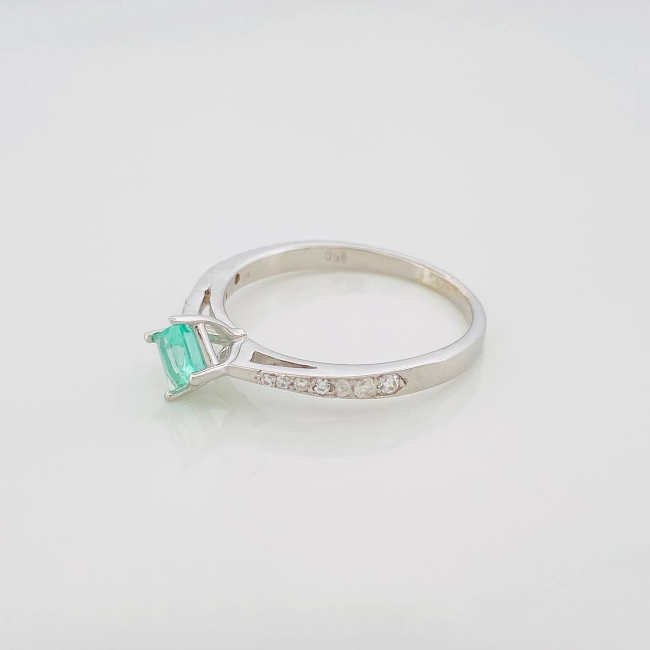 Anillo Solitario Cuatro Garras Esmeralda 32 Pts 1.75 g / T7 1/2 Plata 925