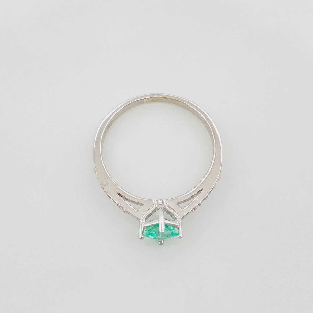 Anillo Solitario Cuatro Garras Esmeralda 32 Pts 1.75 g / T7 1/2 Plata 925